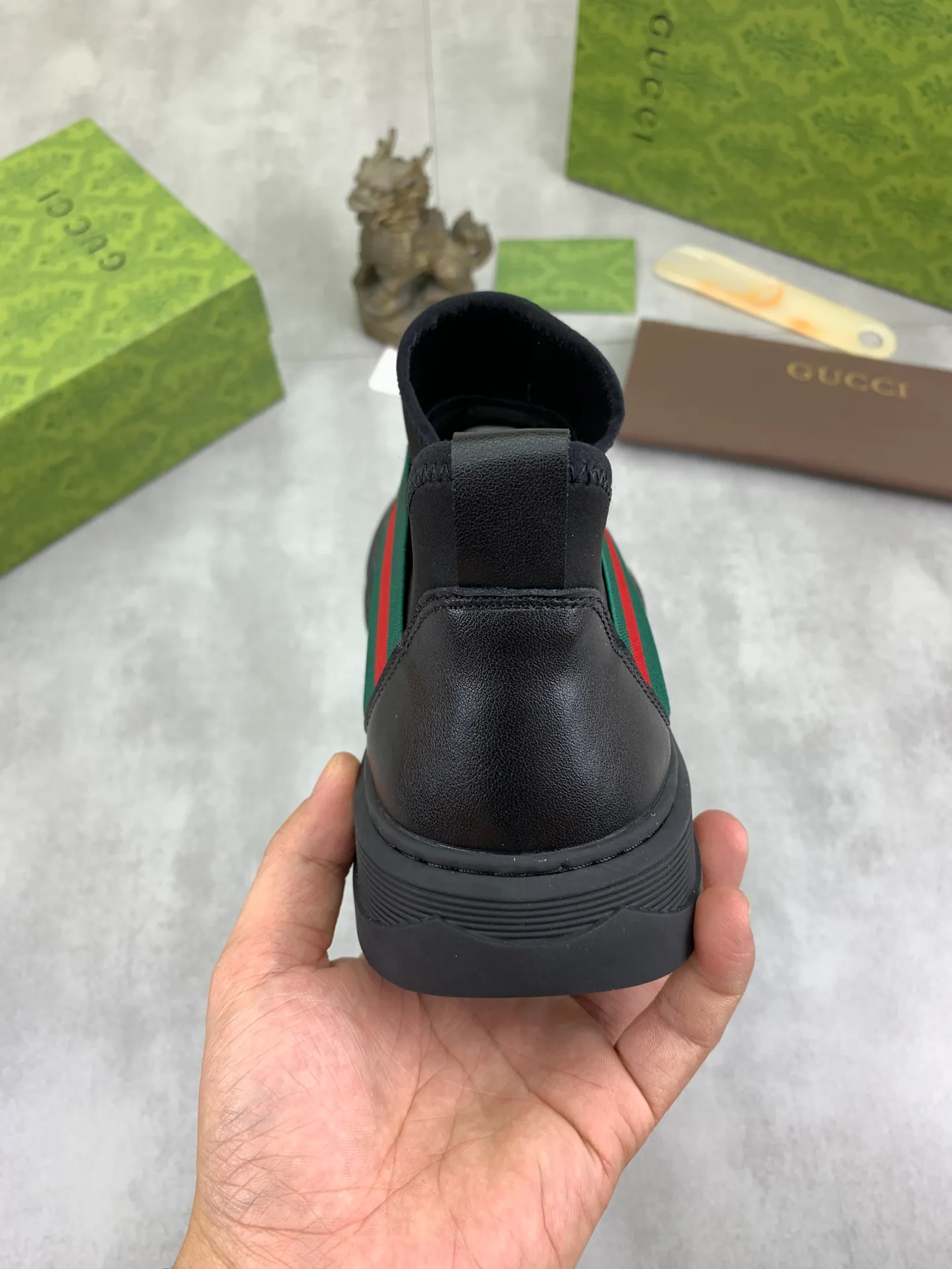 Men's shoes 💰P480 new style, sheepskin and velvet lining, new Gucci (Gucci) high-tops are on the market, new men's shoes, 😘fabrics are selected from original imported calfskin. Soft sheepskin lining and warm fleece lining. The original version is awesome! 👍🏿Original open-molded non-slip PU outsole, with exquisite lines, simple and elegant, super comfortable and classy on foot, suitable for leisure travel. Code number:38-44